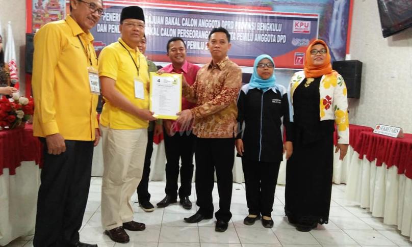 Penyerahan Berkas Caleg oleh Rohidin Mersyah