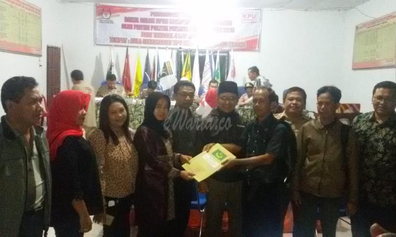 Ketua KPU Rejang Lebong saat menerima berkas data Bacaleg