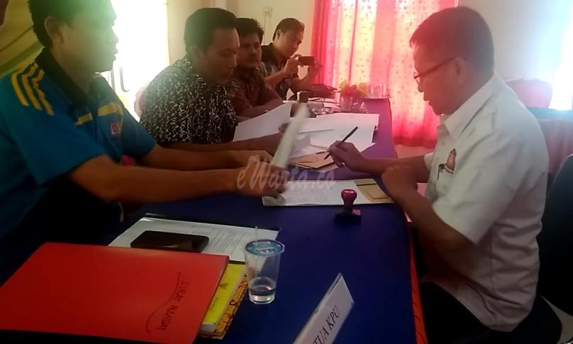 Salah satu Parpol saat mengambil berkas hasil verifikasi