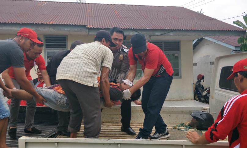 Korban saat mendapatkan pertolongan warga dan anggota Kepolisian Sukaraja
