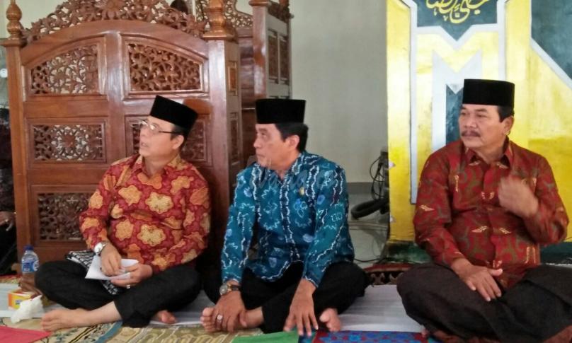 Bupati Seluma H.Bundra Jaya (Kiri), didampingi Wakil Bupati Drs Suparto, M. Si (Kanan) dan Ka. Kemenag Seluma H. Herman Yatim (Tengah)