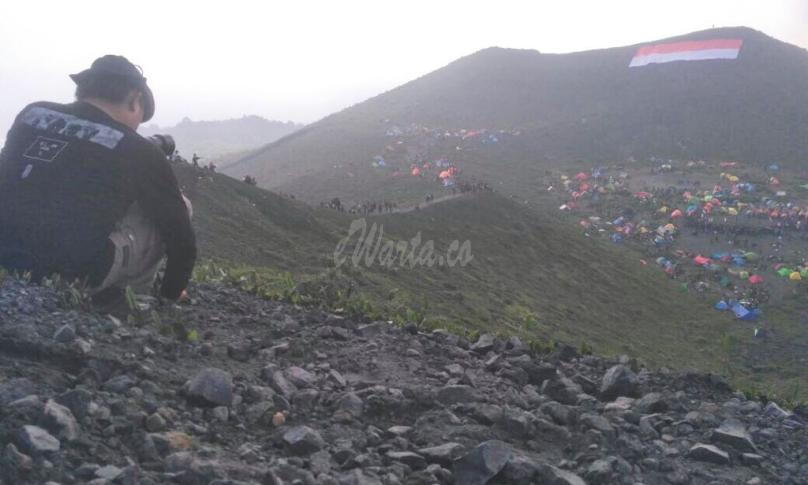 Pengibaran Bendera Merah Putih Raksasa di Bukit Kaba