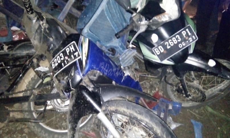 Kendaraan bermotor yang rusak, akibat ditabrak pick up