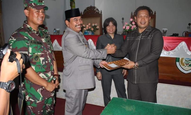 Wakil Ketua I DPRD dan Wakil Bupati Seluma (Ulil Umidi dan Suparto) Sepakati APBD-P Seluma tahun 2018