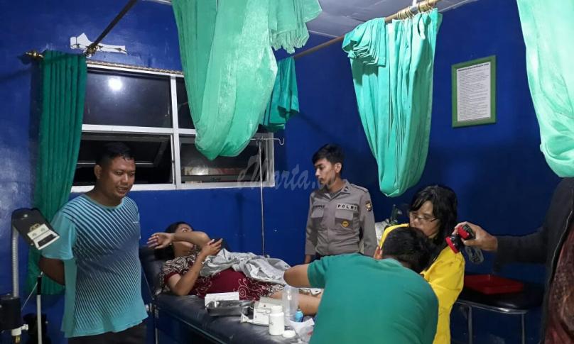 Korban Puspita Sari (Bidan Desa) saat mendapatkan pertolongan medis di Pukesmas Kembang Mumpo