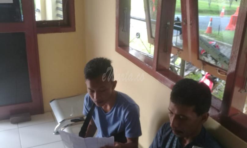 Korban (Suradi) saat melapor ke Polres Seluma