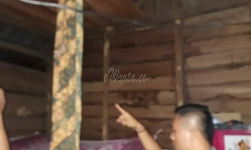 Salah satu Anggota Kepolisian menunjuk tempat korban MH gantung diri