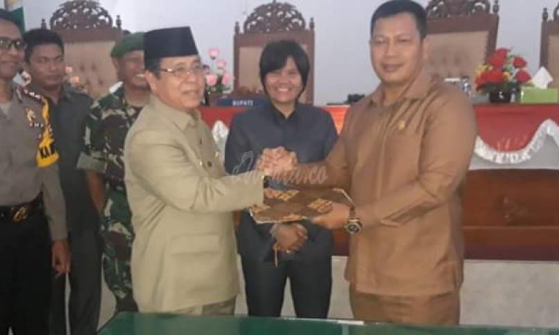 Bupati Seluma Haji Bundra Jaya berjabat tangan dengan Waka I DPRD Seluma Ulil Umidi