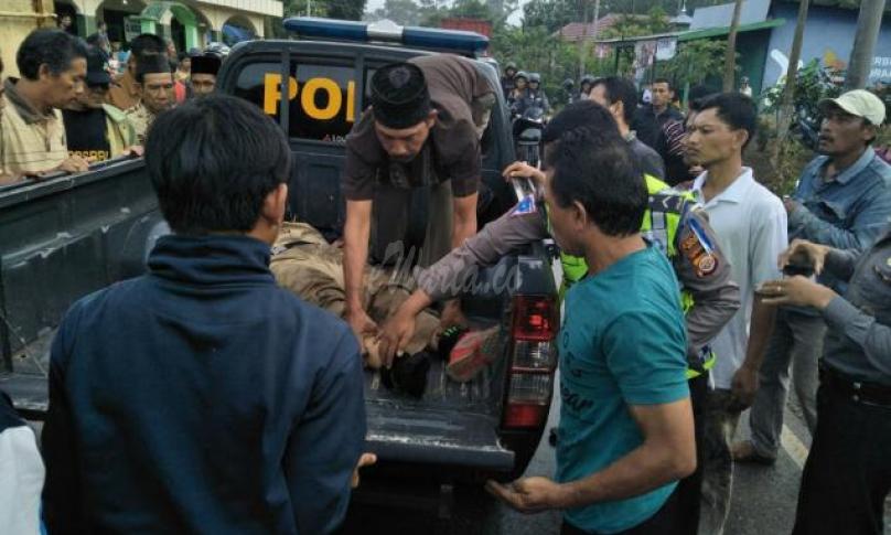 Korban saat mendapatkan pertolongan warga dan kepolisian Polsek Sukaraja