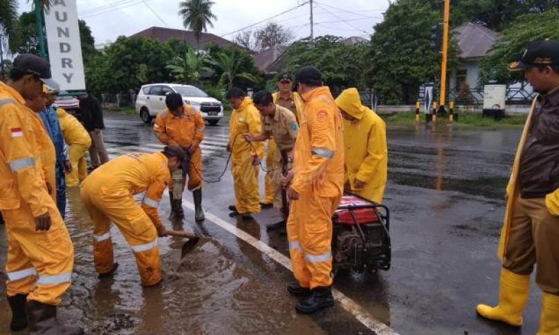 Dinas PUPR lakukan pembongkaran drainase