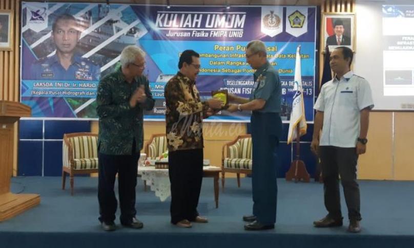 Pemberian cindra mata Rektor Unib kepada Kapushidrosal