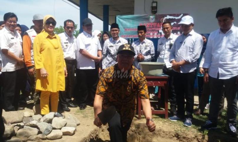 Plt Gubernur Bengkulu (Rohidin Mersyah) hadiri peletakan batu pertama pembangunan tambahan kelas SMPN 13 Palu