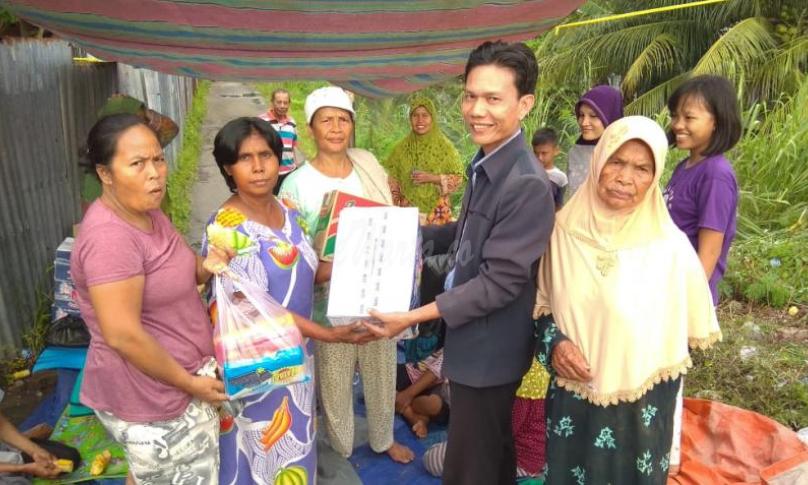 Aurego Jaya bersama warga korban banjir