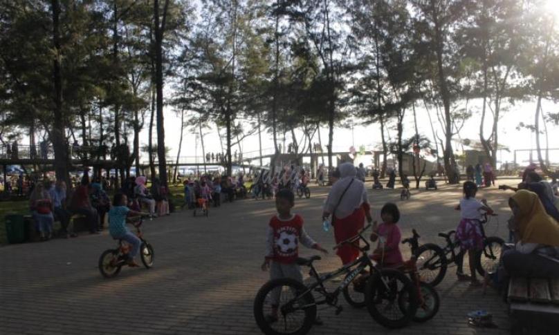 Liburan, Taman Berkas ramai pengunjung