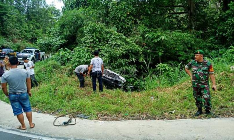 Mobil minibus di tepi jurang sebelum di evakuasi