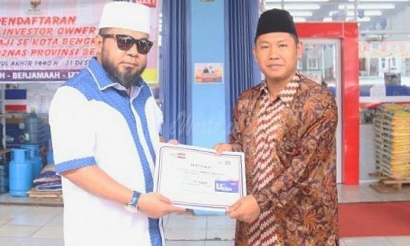 Penyerahan sertifikat investor terhadap guru ngaji