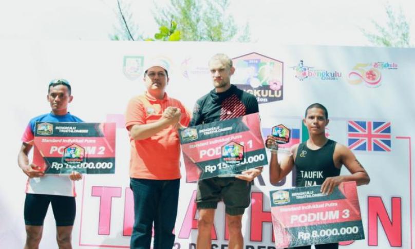 Kepala Dispora Provinsi Bengkulu foto bersama Atlet juara 