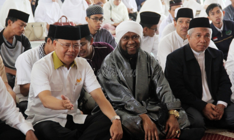 Gubernur Bengkulu (H Rohidin Mersyah) duduk berdampingan dengan Ustadz Sabun