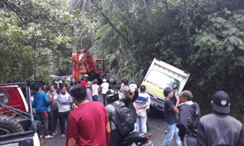 Kemacetan panjang di jalan lintas Bengkulu-Kepahiang km 45