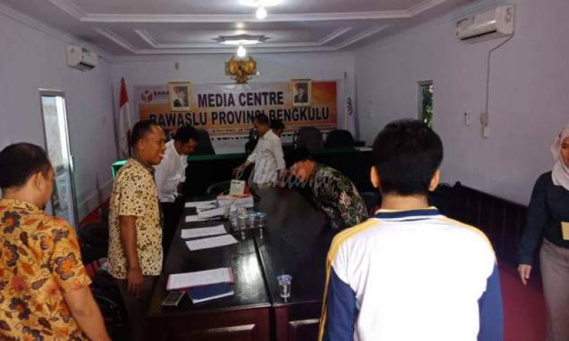 Rohidin Mersyah saat memberikan klarifikasi di Bawaslu Provinsi Bengkulu