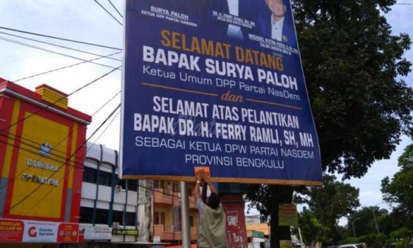 penempelan stiker oleh Bawaslu Kota Bengkulu