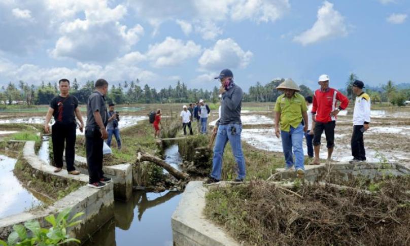 Plt Bupati Bengkulu Selatan Gusnan Mulyadi saat meninjau irigasi Desa Ganjuh