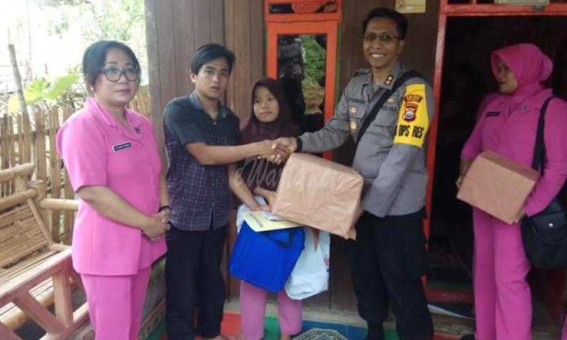 Kapolres Seluma saat menyerahkan santunan untuk Ilham dengan mendatangi langsung ke rumahnya di Desa Sengkalak Seluma, Bengkulu