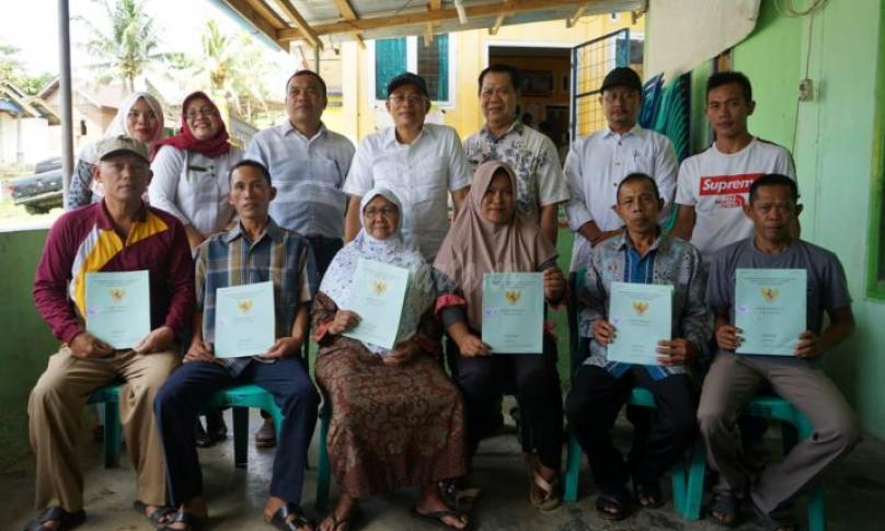 Gusnan bagikan sertifikat 3 warga desa di Bengkulu Selatan