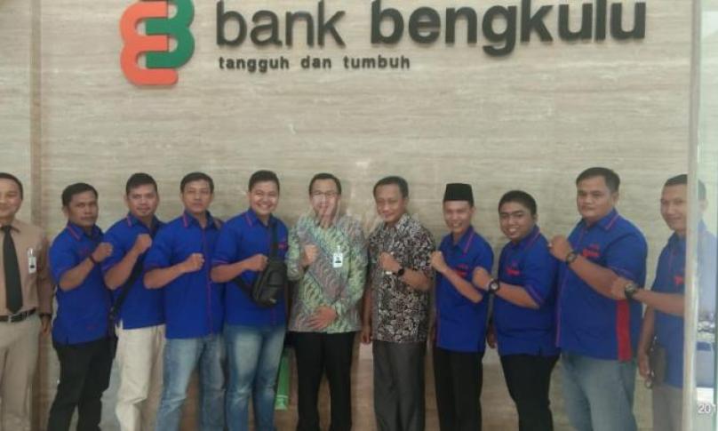 Direksi Bank Bengkulu dan Pengurus AMBO foto bersama