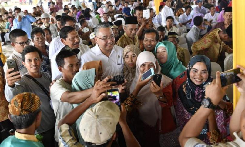 Sampai di Bengkulu Utara, Menteri Desa dan PDTT Eko Sandjojo dikerumuni warga