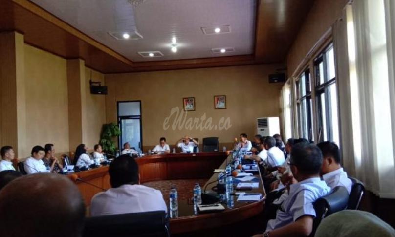 Plt Bupati Bengkulu Selatan Gusnan Mulyadi, saat memberikan arahan dengan Camat dan Lurah