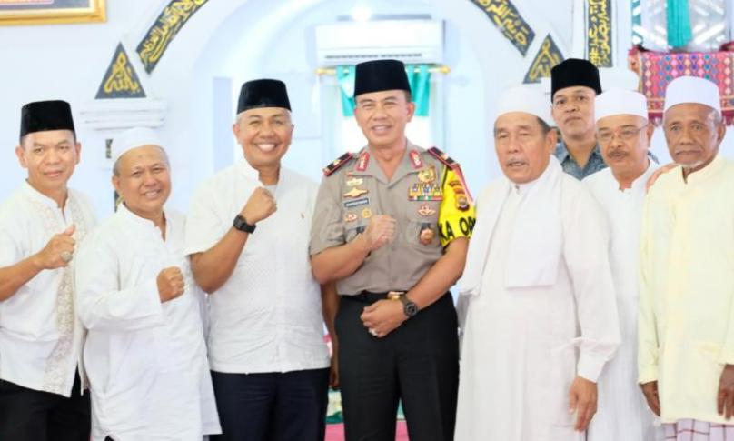 Kapolda Bengkulu Brigjen Pol Drs Supratman foto bersama dengan pengurus dan jamaah