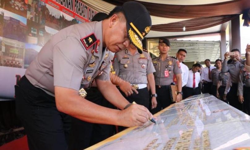 Penandatanganan Prasasti oleh Kapolda Bengkulu Brigjen Pol Drs Supratman, MH