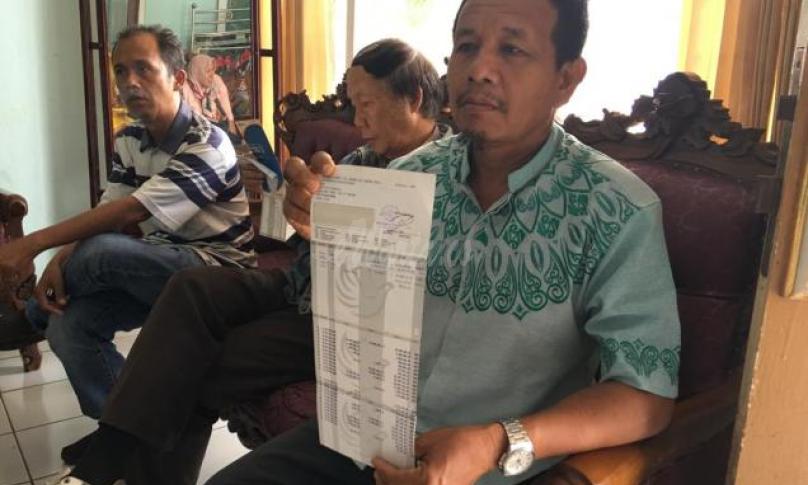 Salah satu warga menunjukkan bukti setoran ke PT Pos cabang PUT, Rejang Lebong