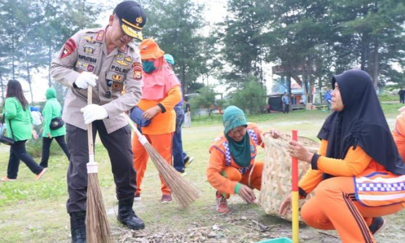 Kapolda Bengkulu Brigjen Pol Drs Supratman tanpa canggung turut membersihkan sampah