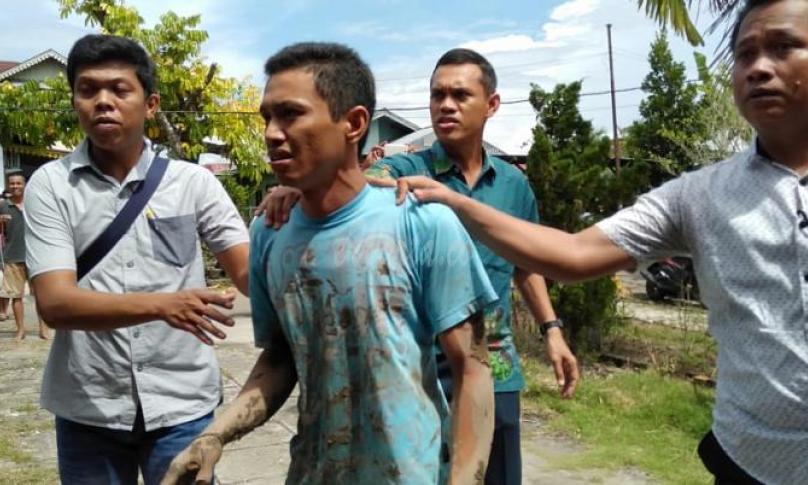 Terduga pelaku saat diamankan polisi
