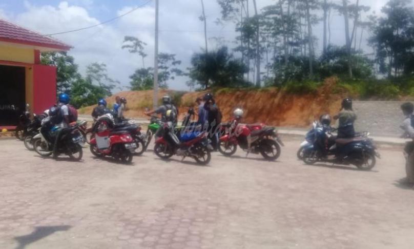 Puluhan orang memprotes kantor BKPSDM Seluma