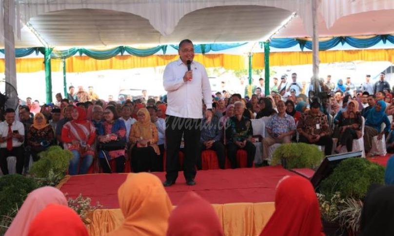 Menteri Desa, PDT, dan Transmigrasi, Eko P Sandjojo mensosialisasikan penggunaan dana desa kepada perangkat desa dan pendamping desa se-Kabupaten Mukomuko, Bengkulu, Minggu (24/2/2019). Eko P Sandjojo meminta Dana Desa Tahun 2019 agar diprioritaskan untuk pemberdayaan masyarakat desa. Foto: Matin/Kemendes PDTT