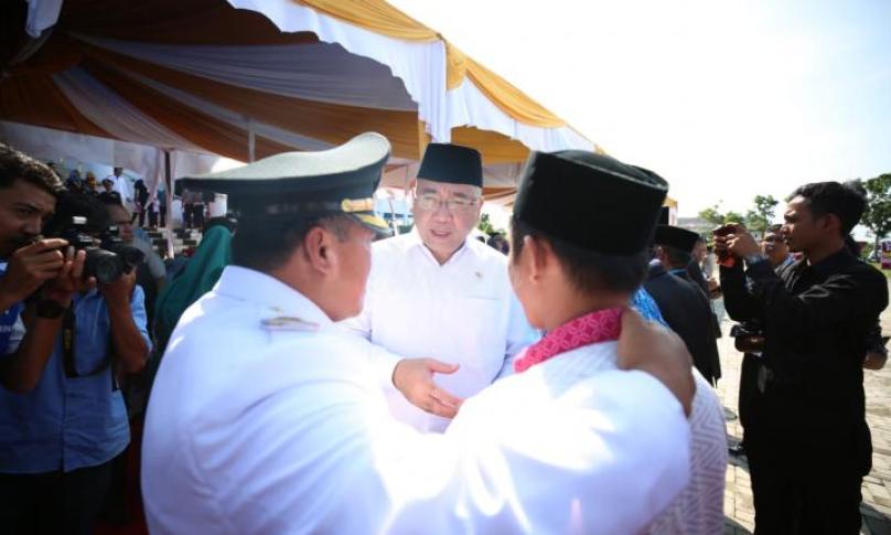 Menteri Desa, PDT, dan Transmigrasi Eko P Sandjojo mengikuti Upacara Peringatan Hari Jadi Kabupaten Mukomuko ke-16 di halaman Kantor Bupati Mukomuko, Bengkulu, Senin (25/2/2019). Foto: Angga & Matin/Kemendes PDTT