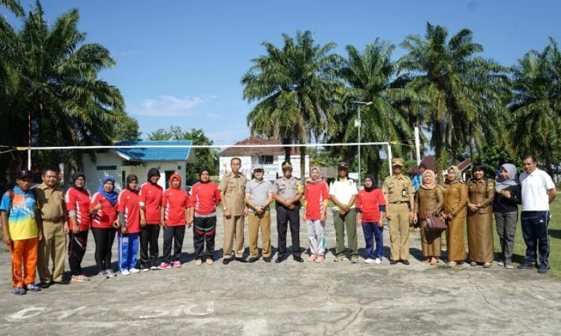 Assiten I membuka lomba volley antar Kecamatan