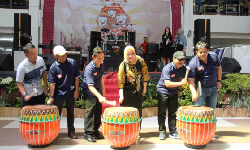 Asisten 2 Provinsi membuka festival band dan melukis dinding 