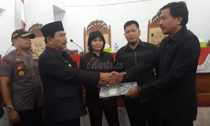 Penyerahan berkas berita acara pengesahan 5 Raperda oleh Ketua DPRD kepada Wakil Bupati Seluma