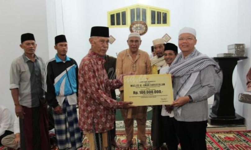 Gubernur serahkan bantuan pembangunan masjid di Kepahiang