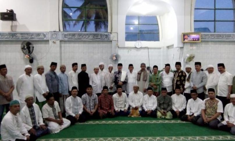 Usai Sholat subuh berjamaah Gubernur menyempatkan diri untuk berfoto bersama