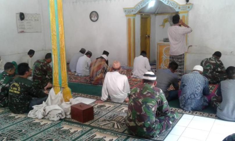Anggota Satgas TMMD di Desa Talang Alai Sholat Jumat bersama warga setempat