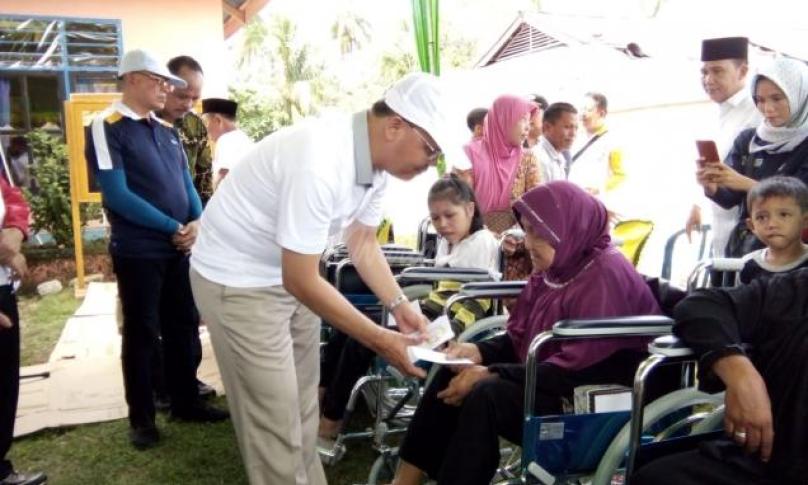 Penyerahan bantuan oleh Gubernur Bengkulu Dr H Rohidin Mersyah