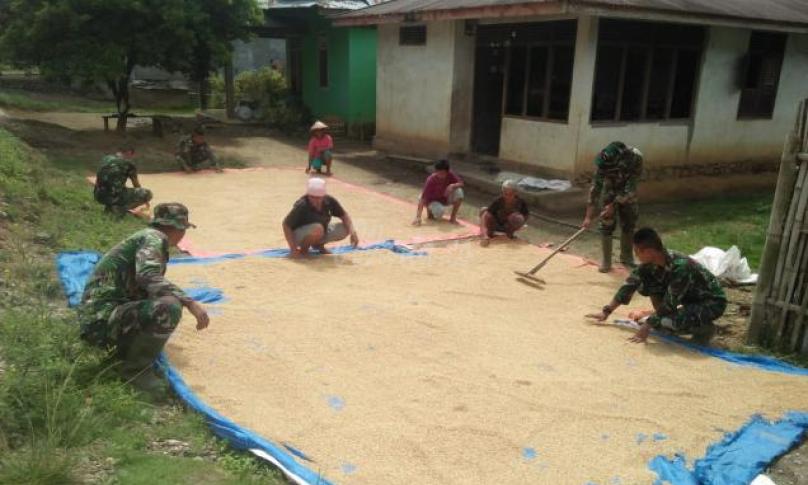 Anggota Satgas TMMD di Desa Talang Alai membantu dan menyatu warga setempat