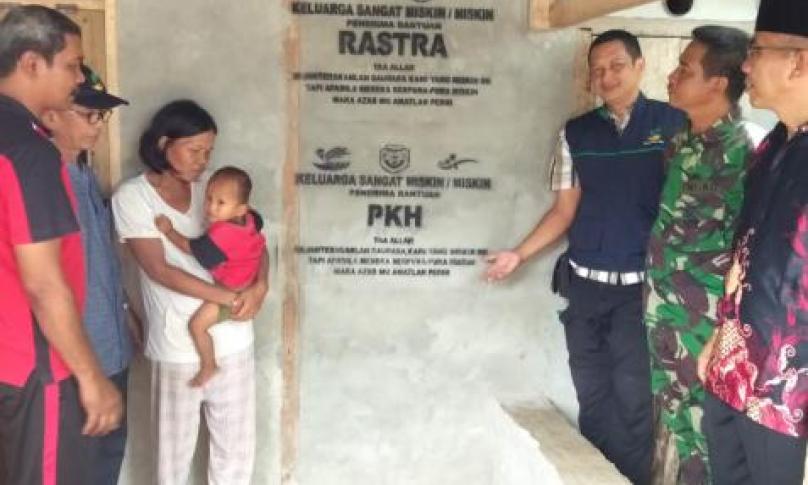 Pemasangan stiker tanda keluarga kurang mampu