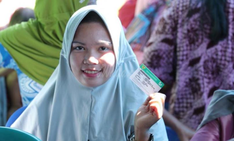 Salah satu warga menunjukan kartu BPJS