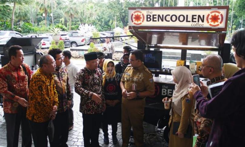 Gubernur Bengkulu H Rohidin Mersyah kenalkan kopi Bengkulu ke Gubernur DKI Anis Baswedan